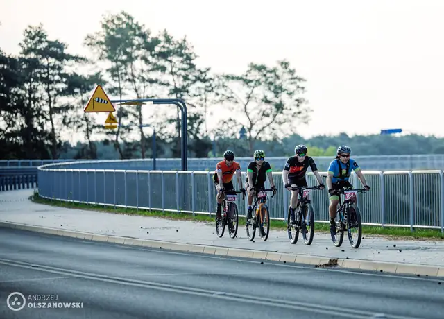 Peleton rusza na pętlę