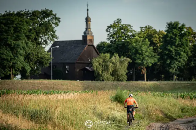 Drewniany kościółek przy trasie