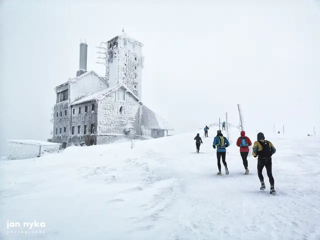 Oszronione schronisko na grani